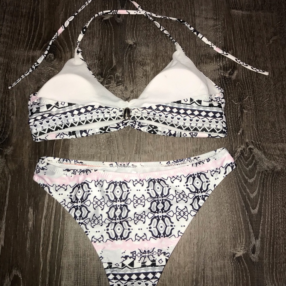 Bikini - Picture 2 of 2